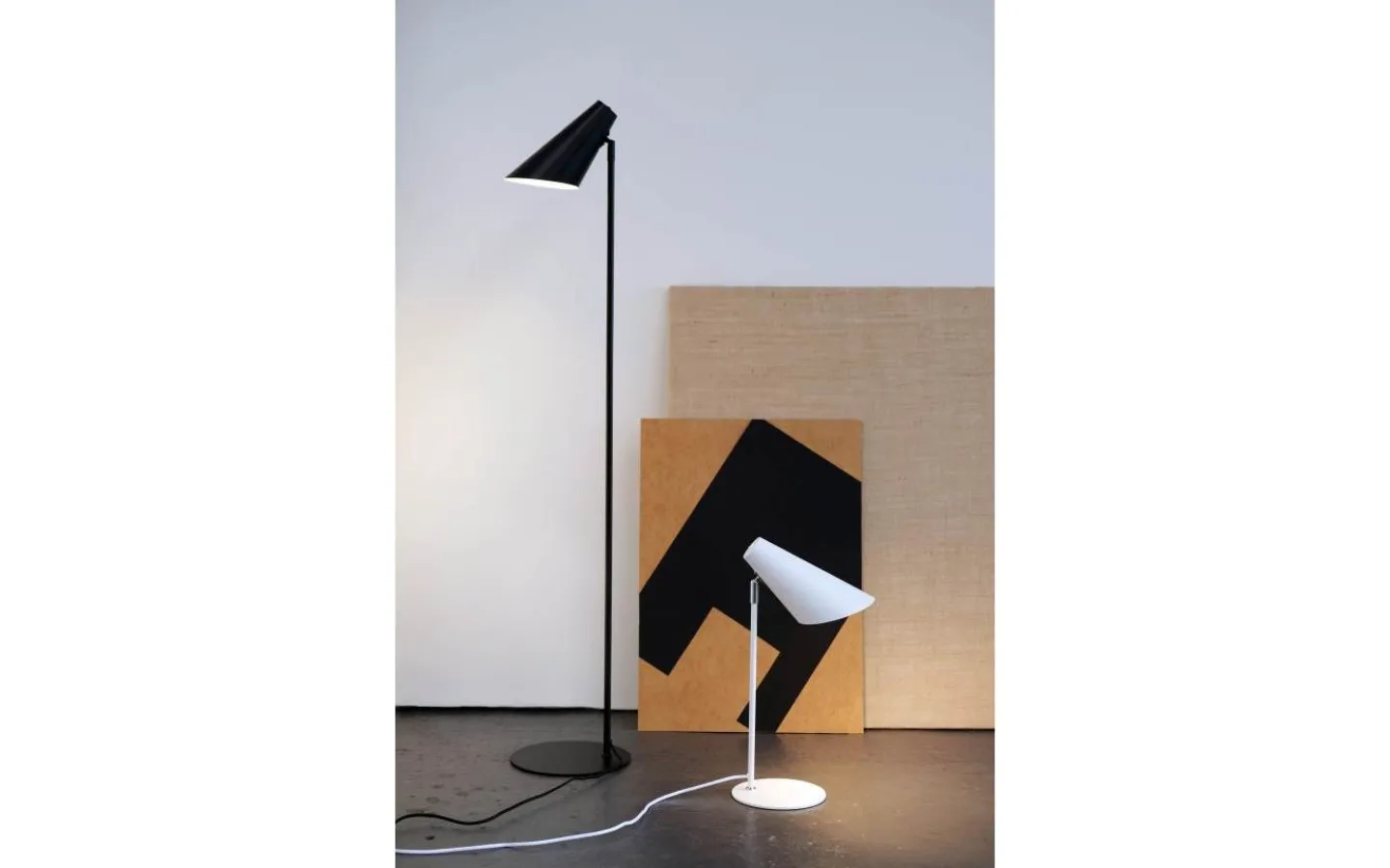 Skrivbordslampor < Dyberg Larsen Cale Skrivbordslampa 50cm Vit