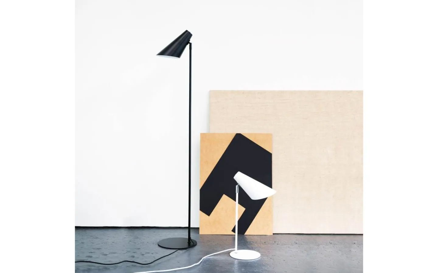 Skrivbordslampor < Dyberg Larsen Cale Skrivbordslampa 50cm Vit
