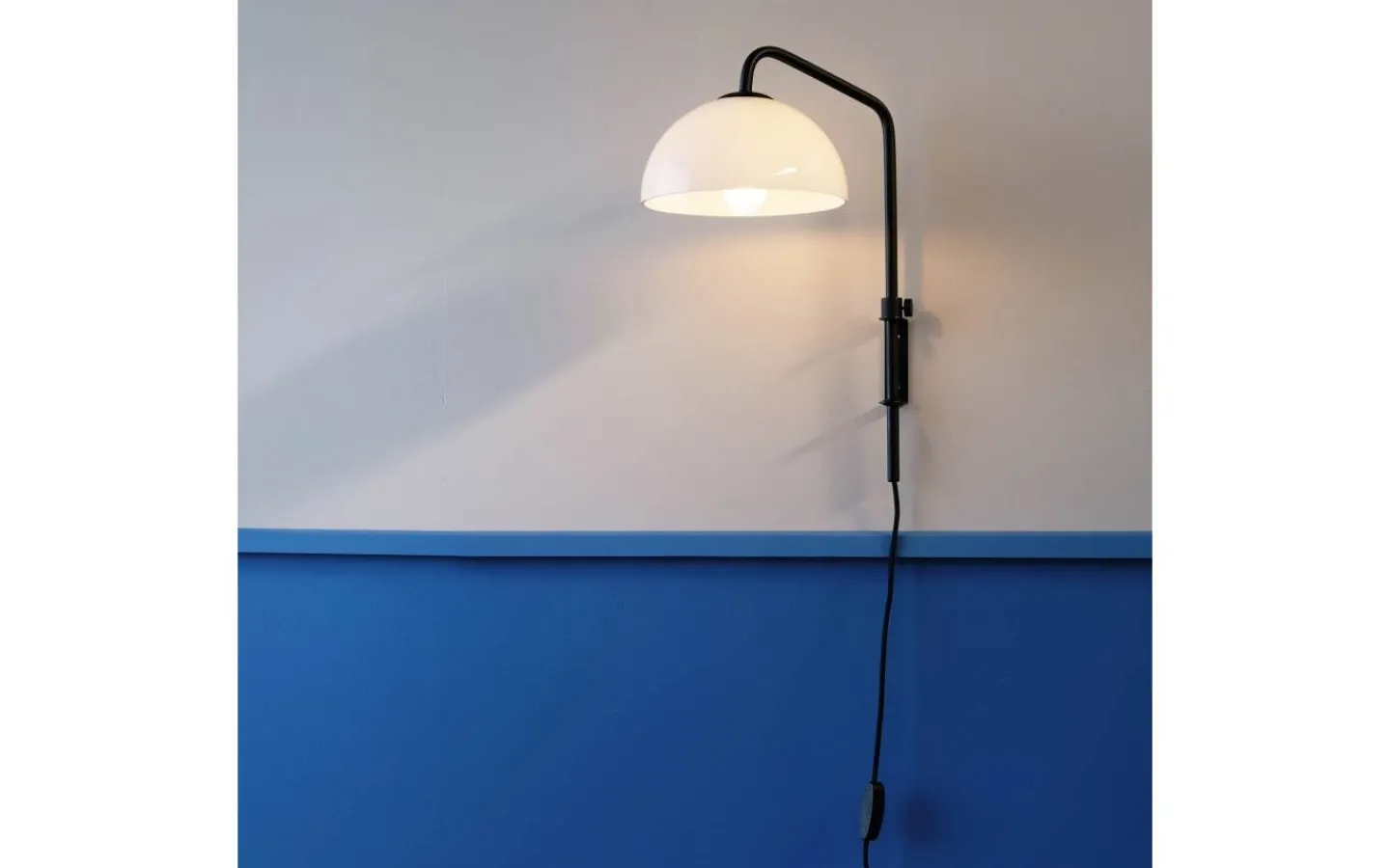 Läslampor-Dyberg Larsen Jazz Vägglampa Opal/Svart