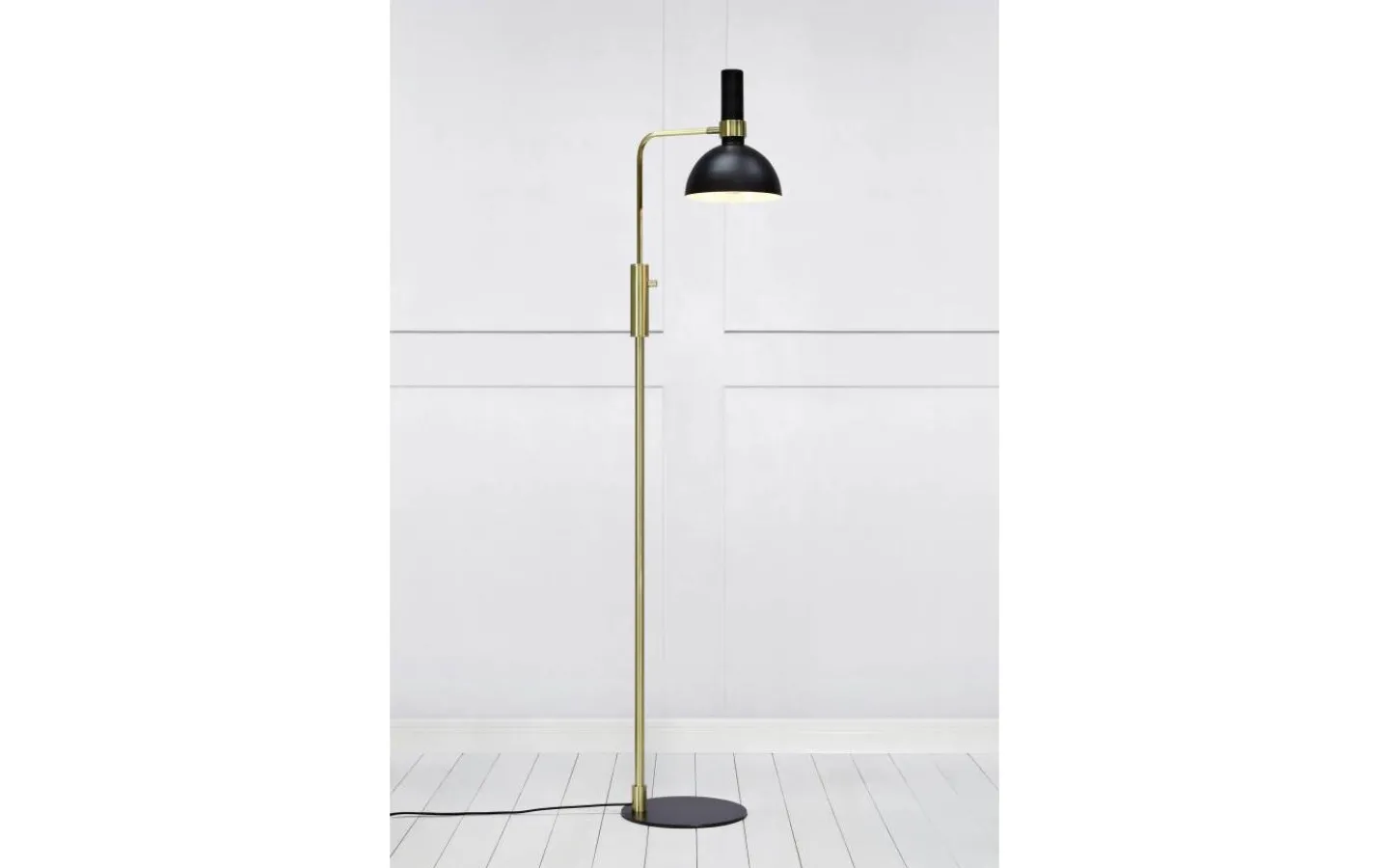 Golvläslampor < Markslojd Larry Golvlampa 146cm Svart/Mässing