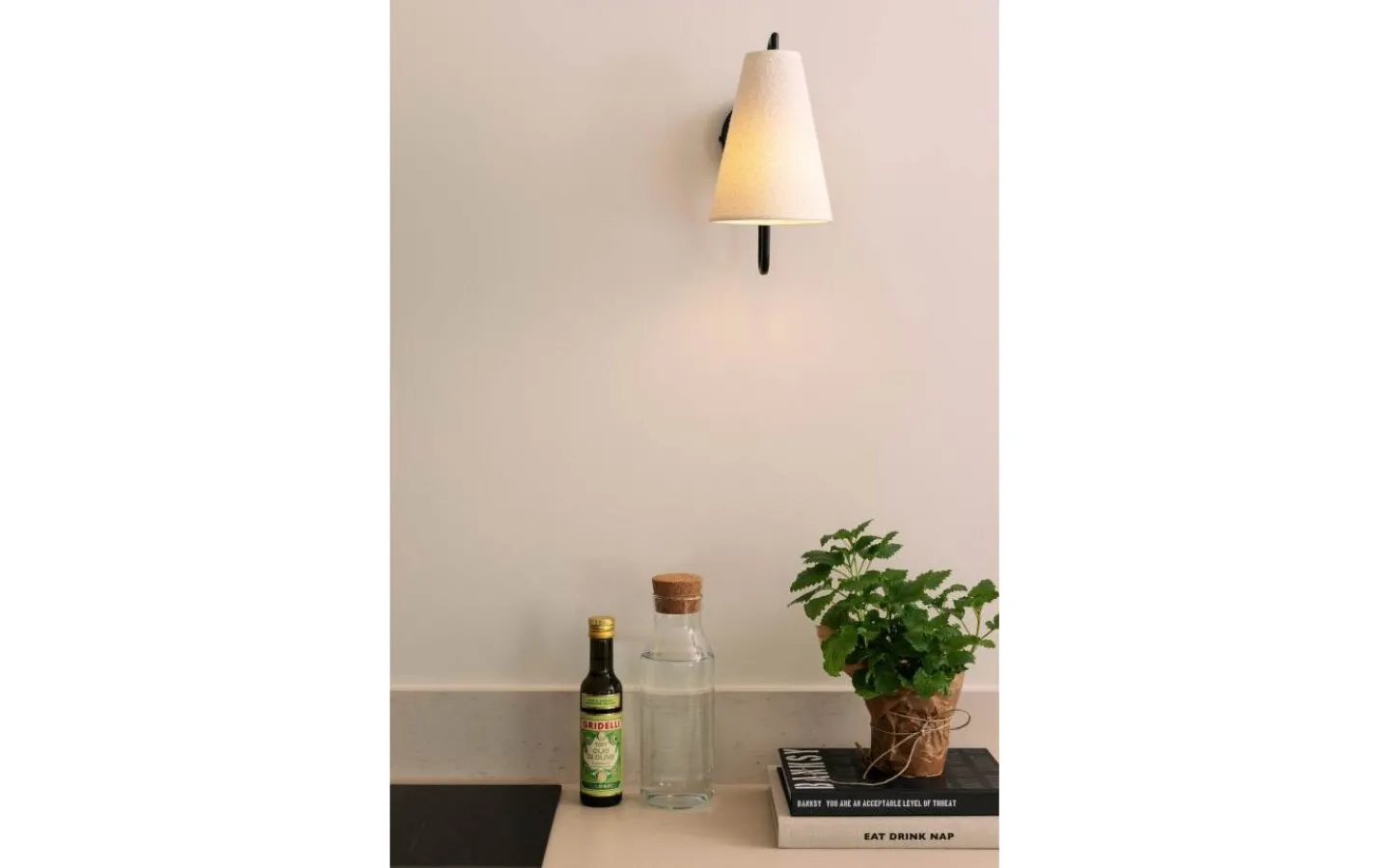 Lampetter < Globen Lighting Lou Vägglampa Vit Bouclé/Svart