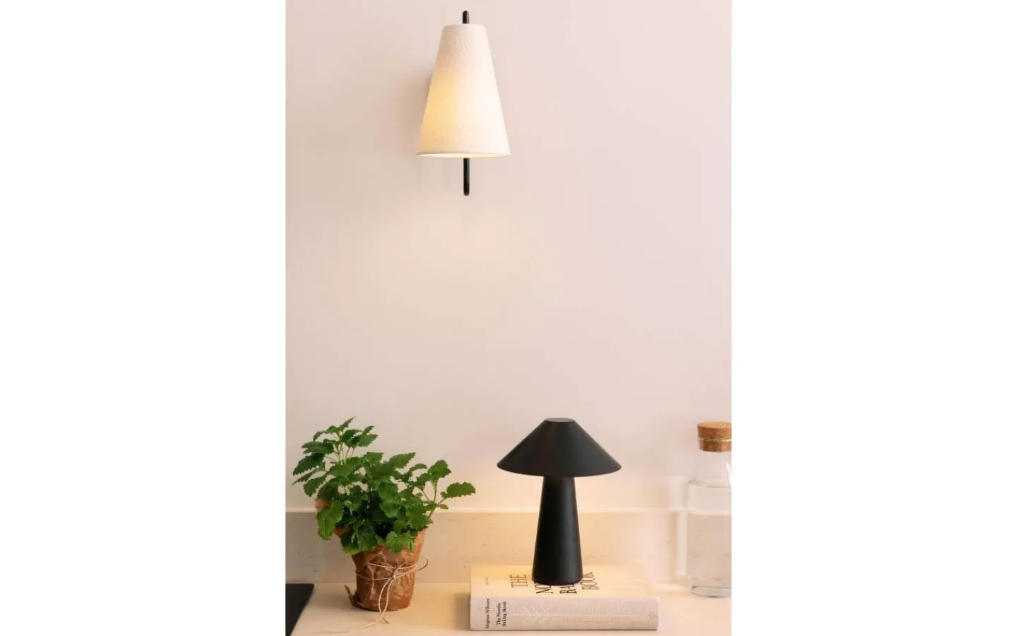 Lampetter < Globen Lighting Lou Vägglampa Vit Bouclé/Svart