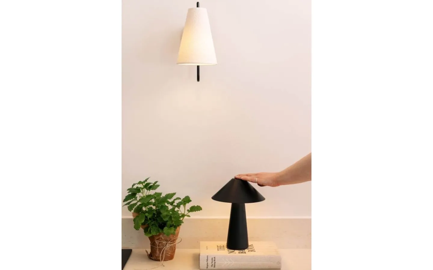 Lampetter < Globen Lighting Lou Vägglampa Vit Bouclé/Svart