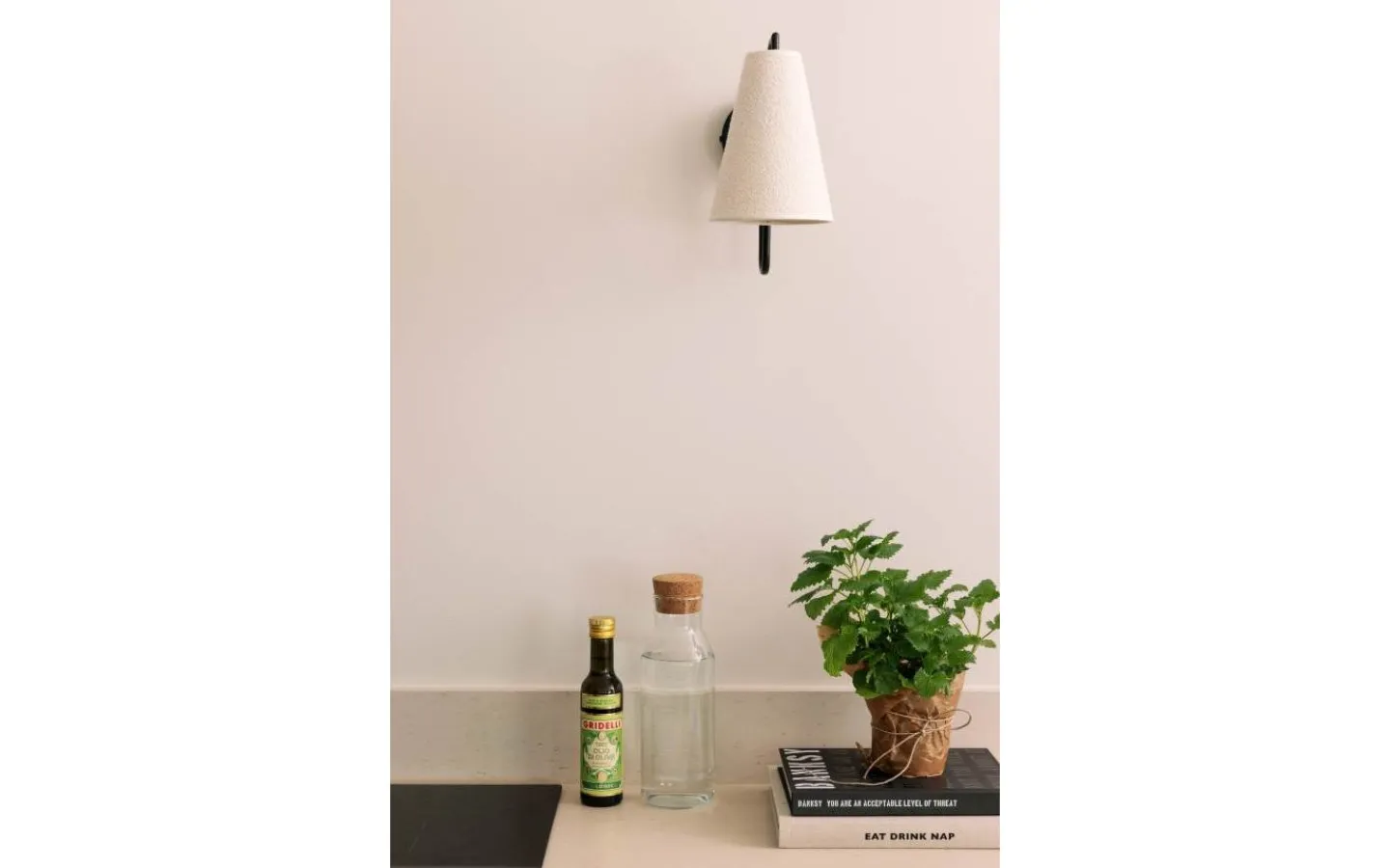 Lampetter < Globen Lighting Lou Vägglampa Vit Bouclé/Svart
