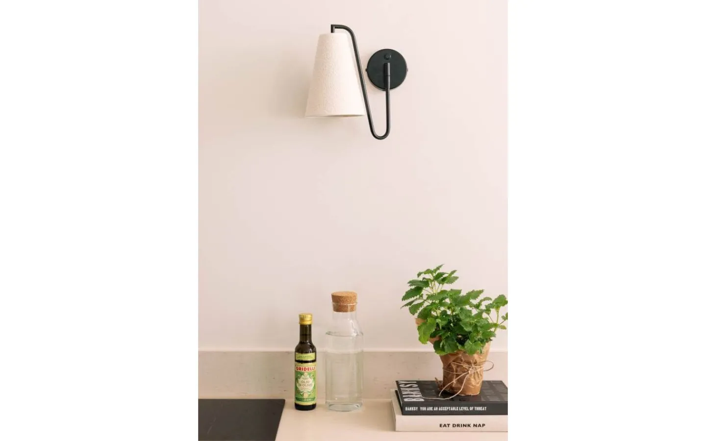 Lampetter < Globen Lighting Lou Vägglampa Vit Bouclé/Svart