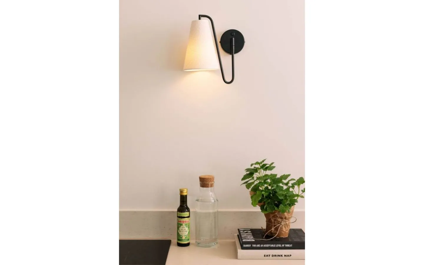 Lampetter < Globen Lighting Lou Vägglampa Vit Bouclé/Svart