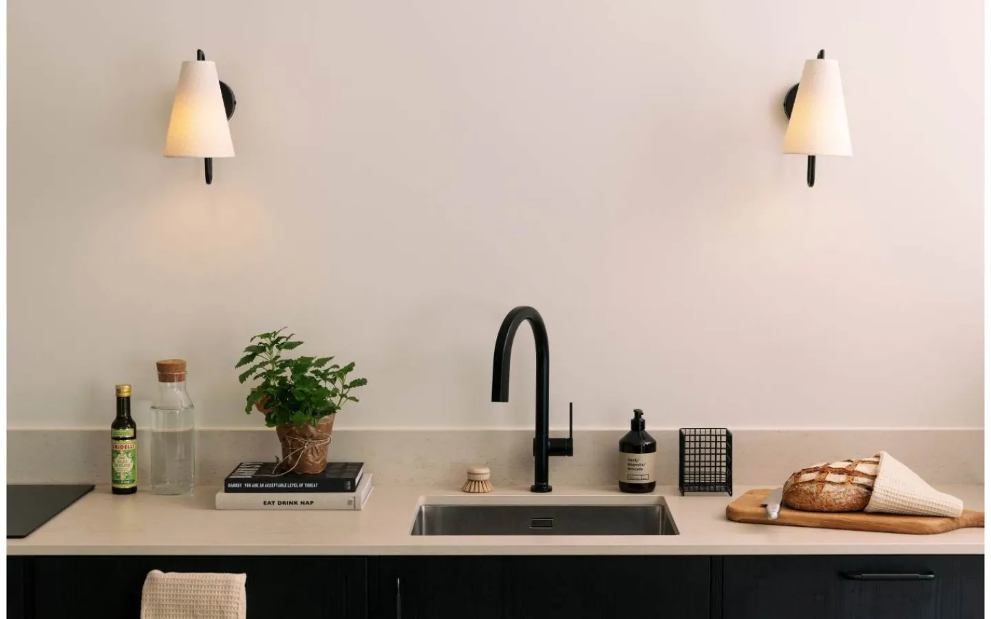 Lampetter < Globen Lighting Lou Vägglampa Vit Bouclé/Svart
