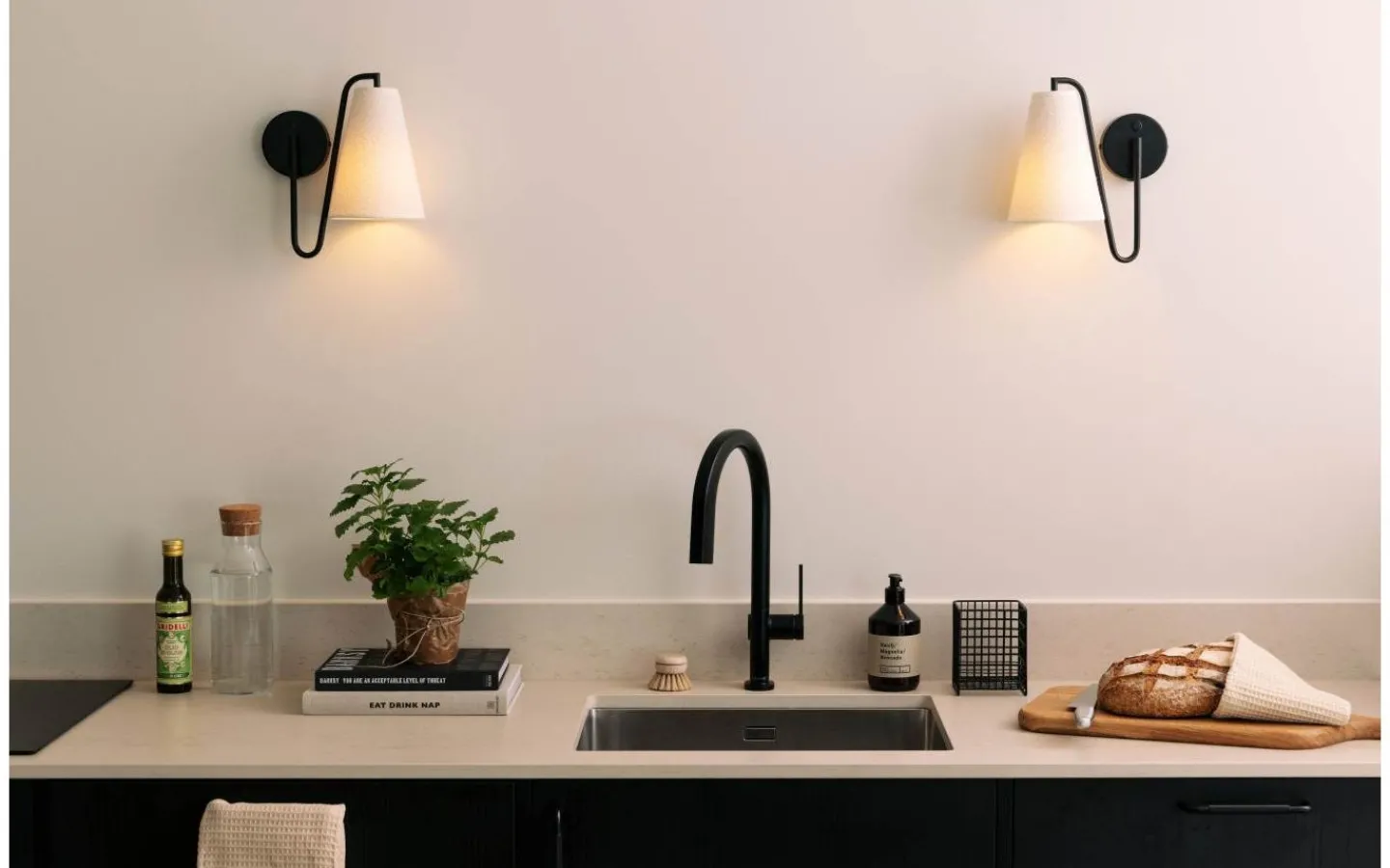 Lampetter < Globen Lighting Lou Vägglampa Vit Bouclé/Svart