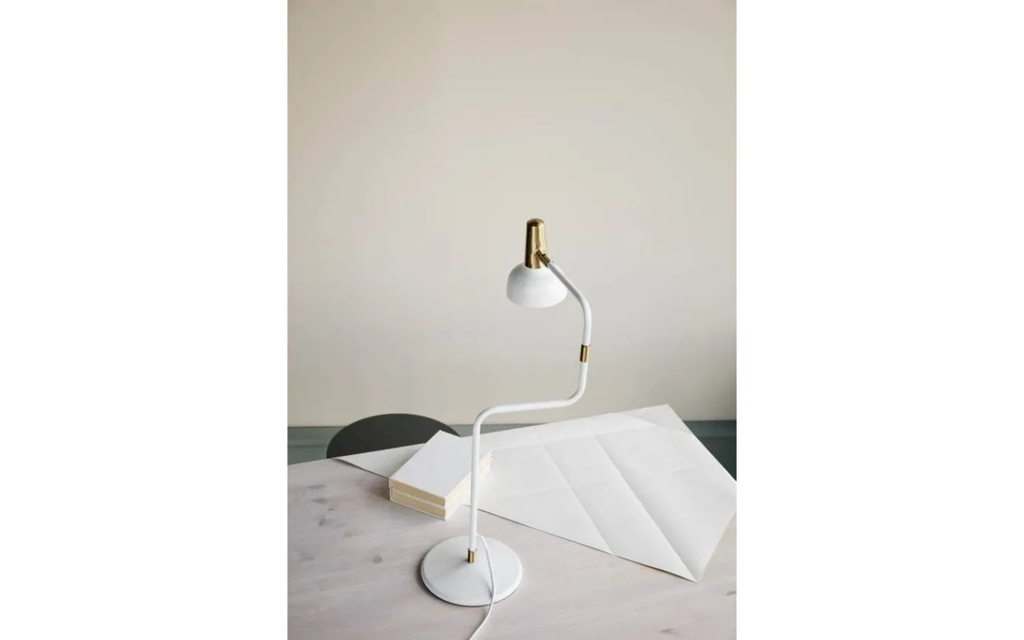 Sovrum|Skrivbordslampor < CO Bankeryd Ray Bordslampa 57cm Vit/Mässing