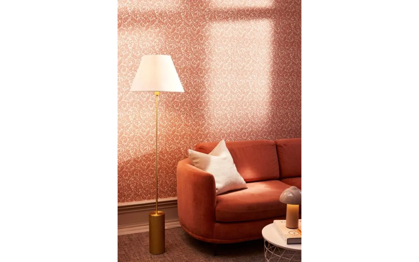 Golvfötter < Globen Lighting Rib Golvfot 129cm Borstad Mässing