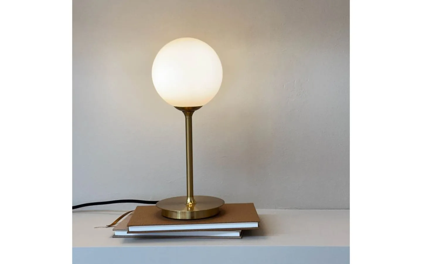 Bordslampor < Dyberg Larsen Sia Bordslampa 30cm Opal/Mässing