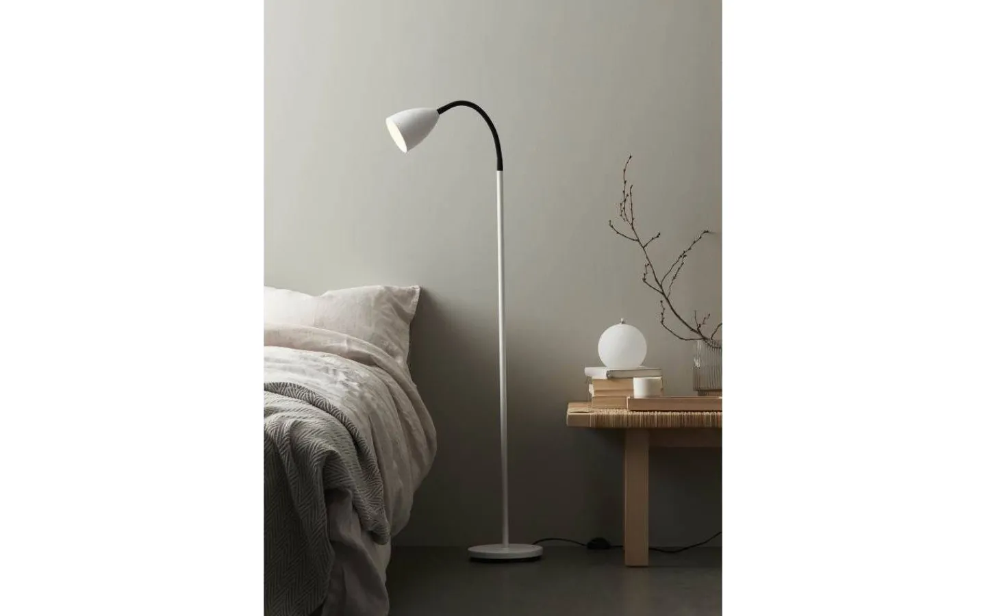 Golvläslampor < Belid Trotsig Golvlampa 148cm Mattvit